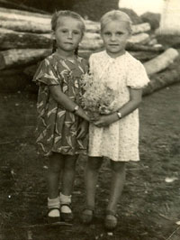 Тучина Галя и Полунина Алла. Август 1958 год.